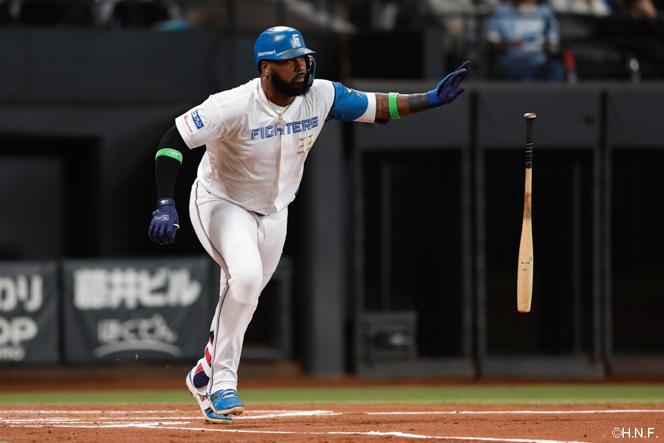 1回裏、ライトへヒットを放つレイエス選手