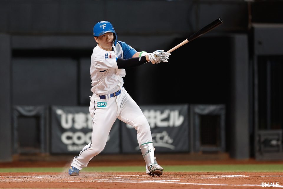 2回裏、ライトへ二塁打を放つ郡司選手