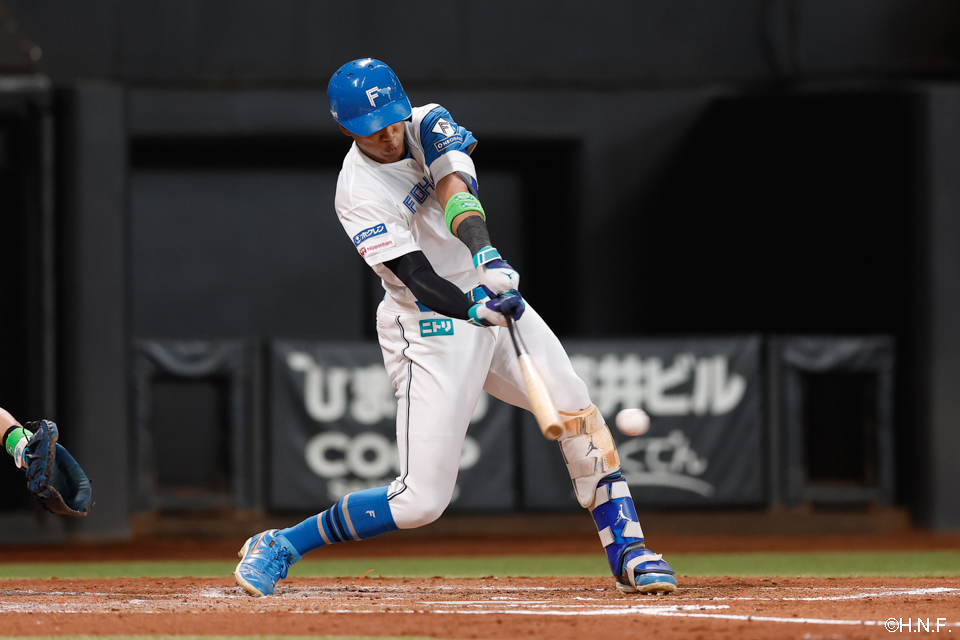 2回裏、先制の適時打を放つ万波選手01