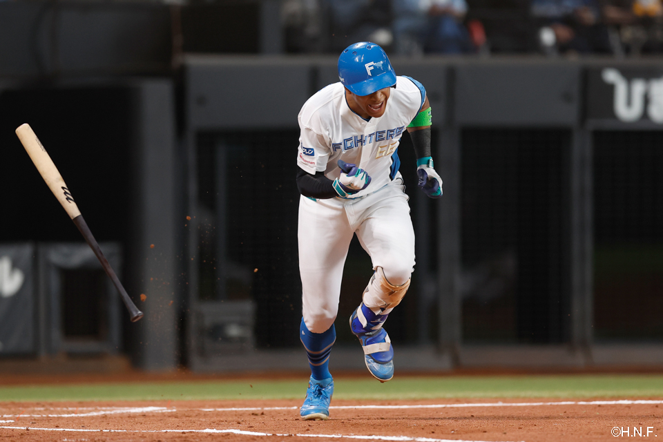 2回裏、先制の適時打を放つ万波選手02