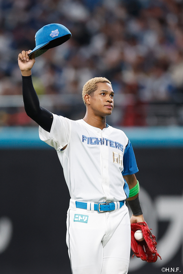 2回裏、声援に応える万波選手