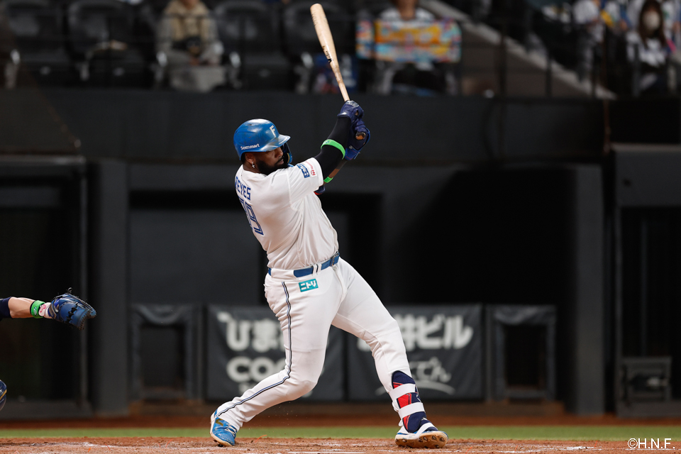 4回裏、センターへヒットを放つレイエス選手01