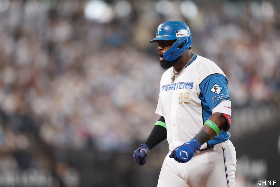 4回裏、センターへヒットを放つレイエス選手02