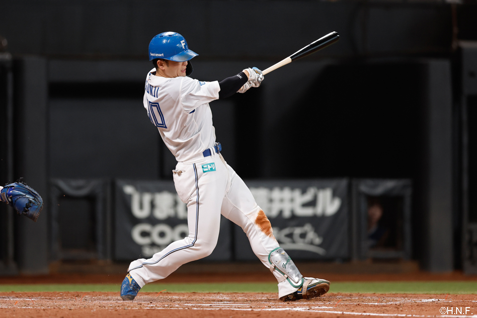 4回裏、レフトへ本塁打を放つ郡司選手01