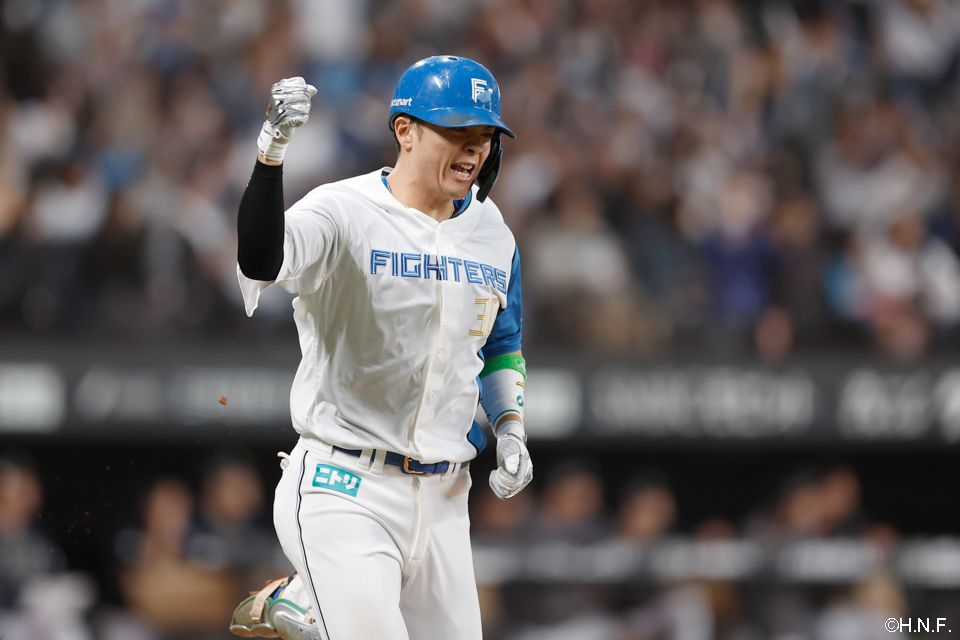 4回裏、レフトへ本塁打を放つ郡司選手02