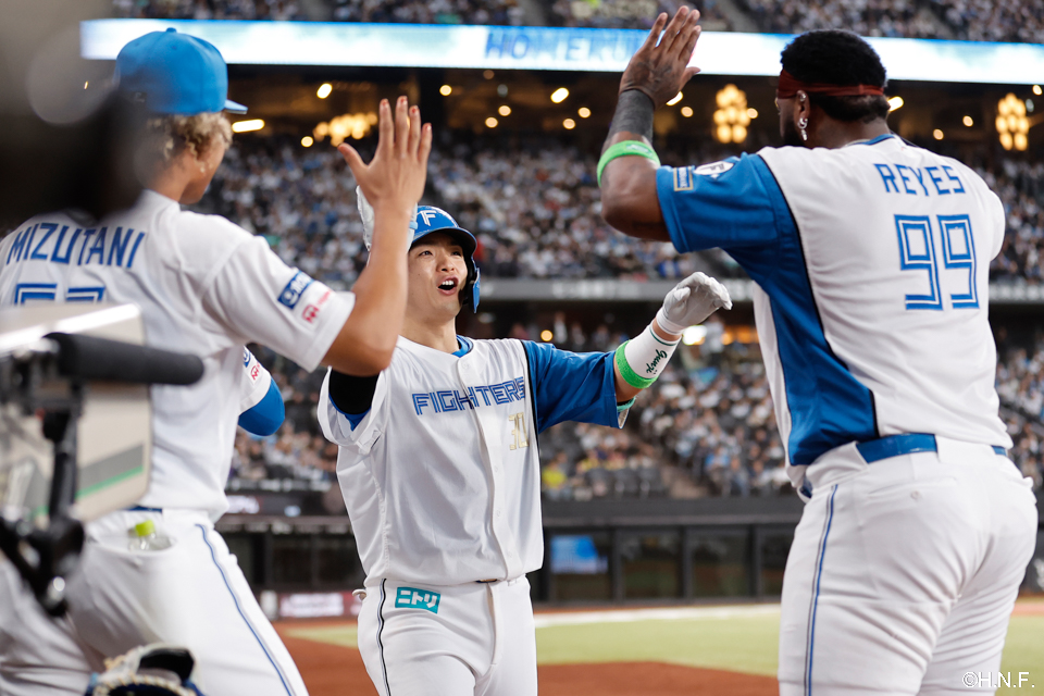 4回裏、レフトへ本塁打を放つ郡司選手03