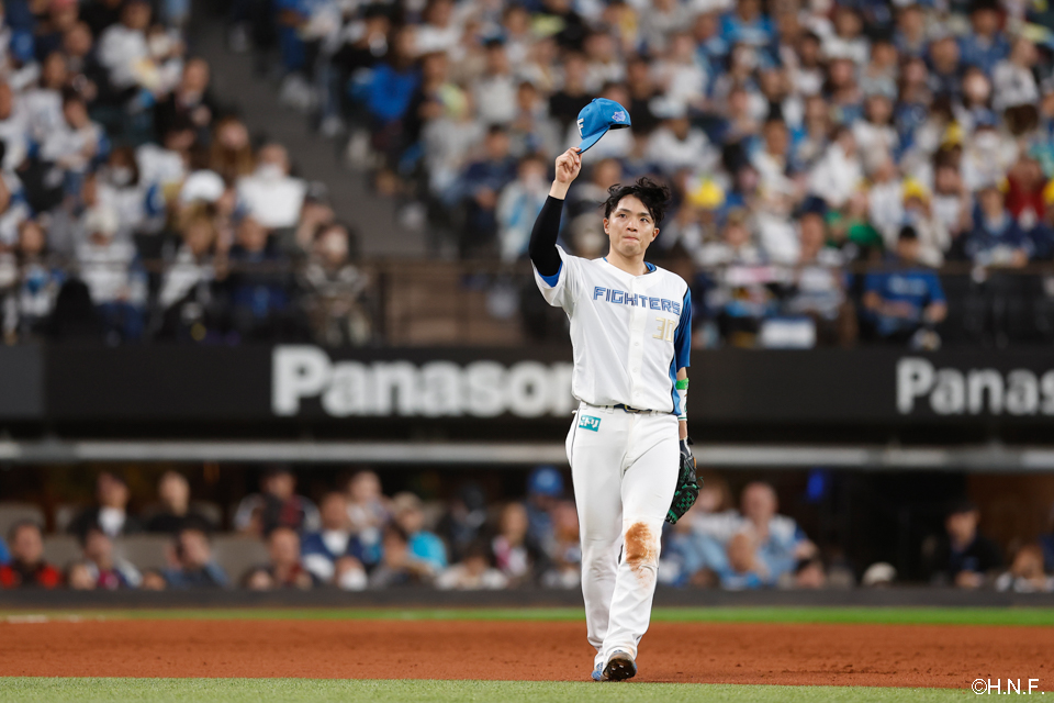 4回裏、声援に応える郡司選手