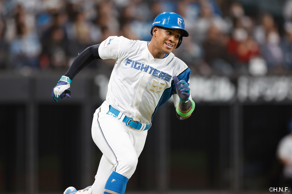 5回裏、レフトへ二塁打を放つ万波選手