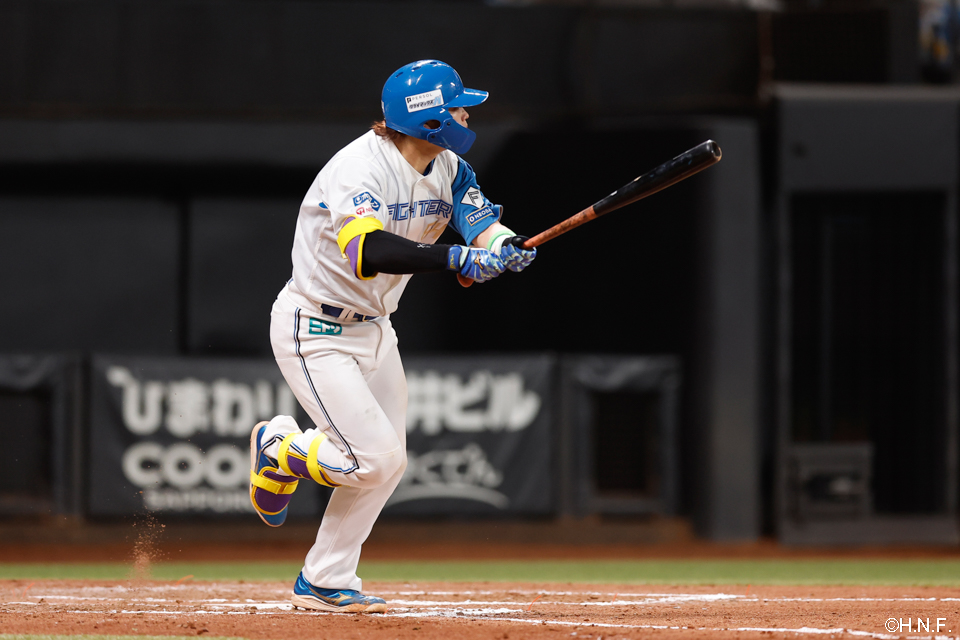 7回裏、レフトへヒットを放つ田宮選手