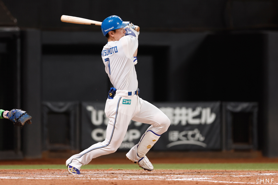 8回裏、レフトへヒットを放つ松本剛選手01