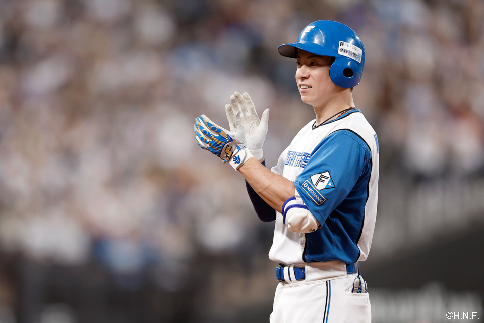 8回裏、レフトへヒットを放つ松本剛選手02