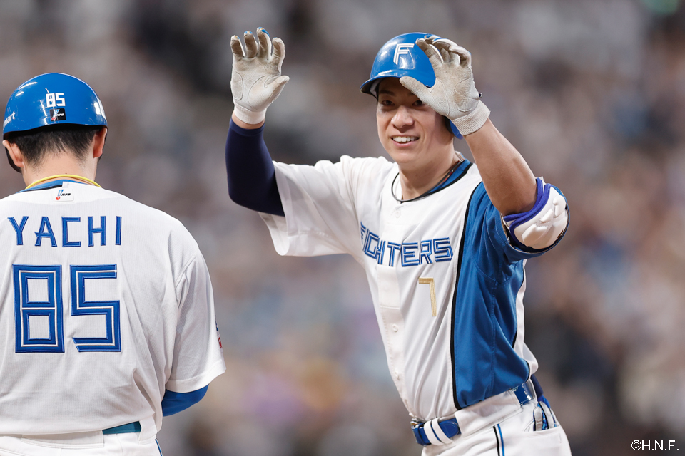 8回裏、レフトへヒットを放つ松本剛選手03