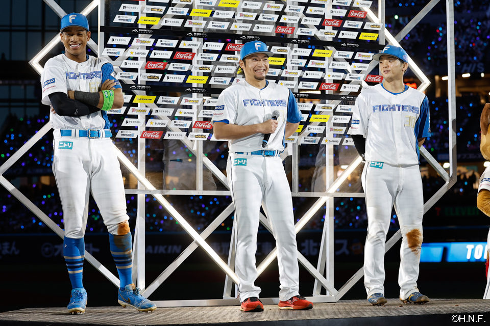 ヒーローの万波選手、伊藤投手、郡司選手01