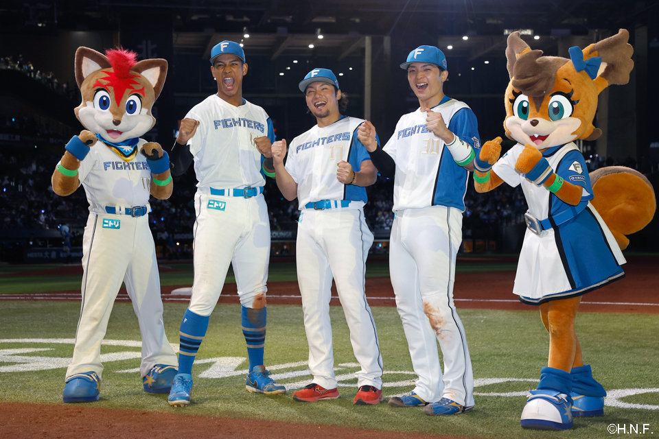 ヒーローの万波選手、伊藤投手、郡司選手04