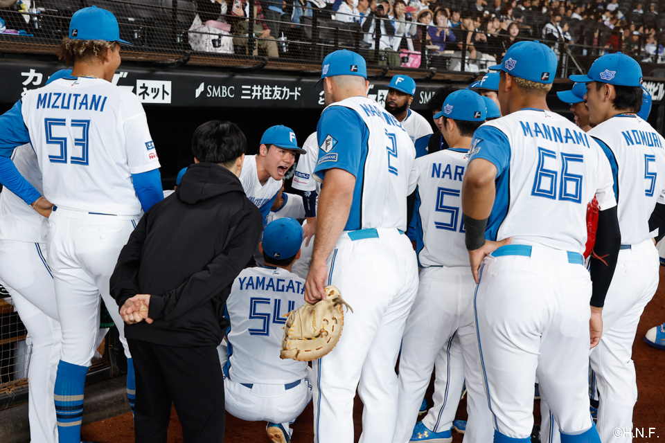 試合前、円陣を組む選手たち