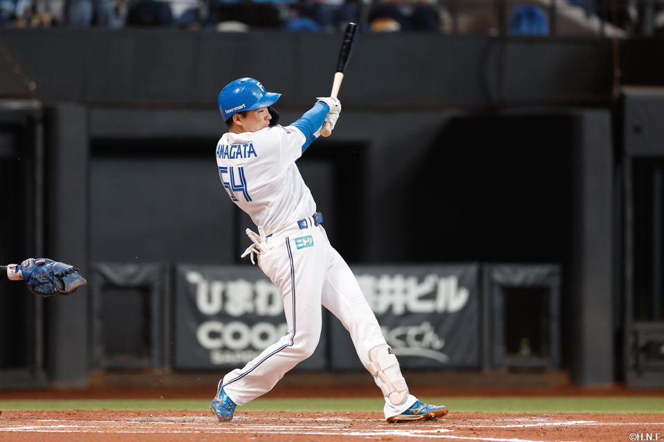 2回裏、レフトへヒットを放つ山縣選手01