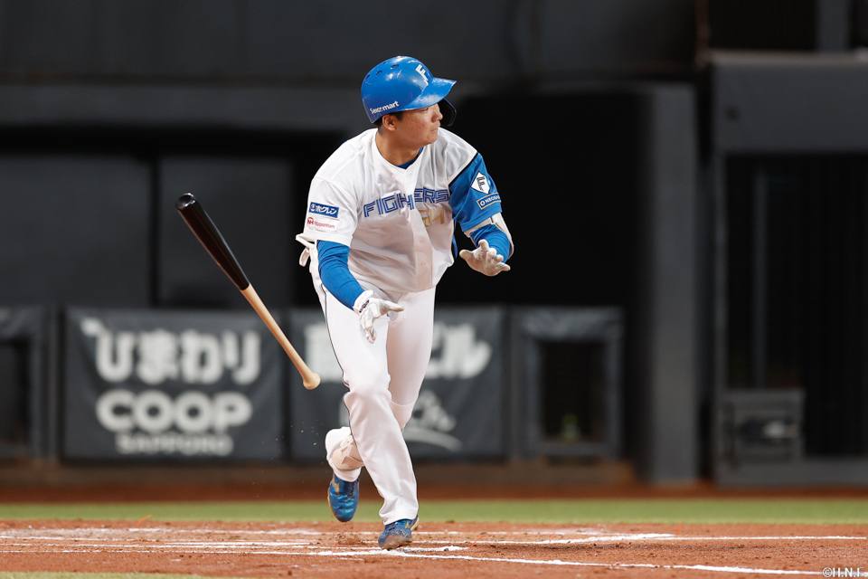 2回裏、レフトへヒットを放つ山縣選手02