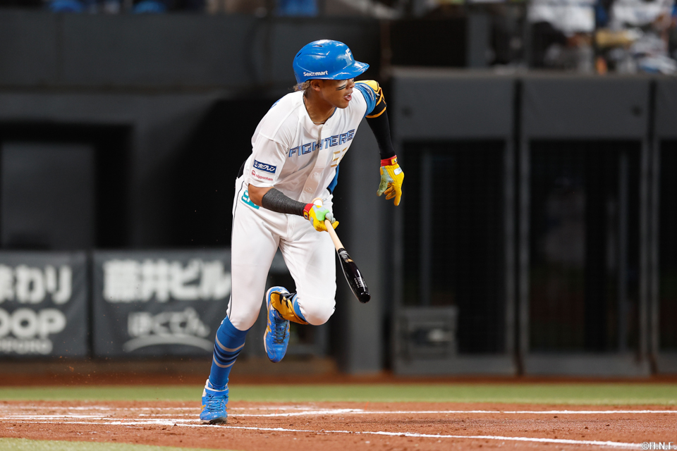 2回裏、同点の適時打を放つ水谷選手01