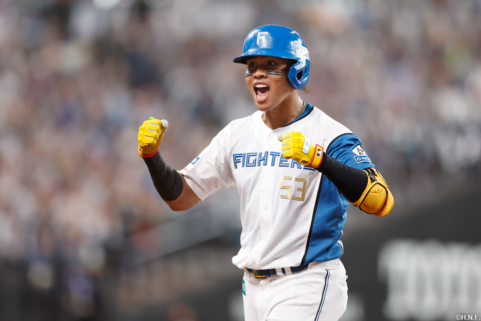 2回裏、同点の適時打を放つ水谷選手02