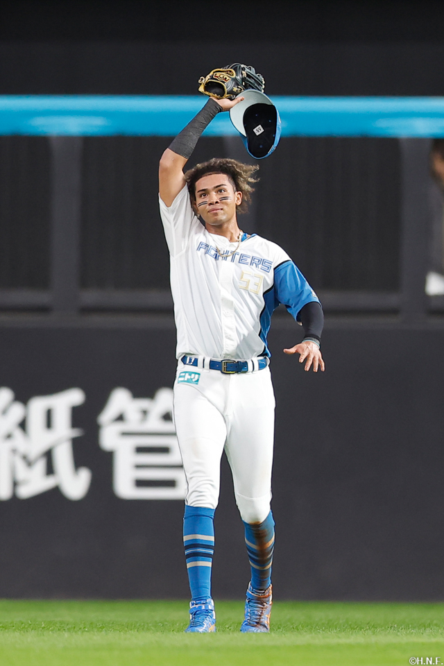 3回表、声援に応える水谷選手