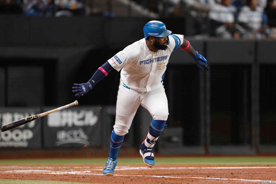 3回裏、レフトへヒットを放つレイエス選手01