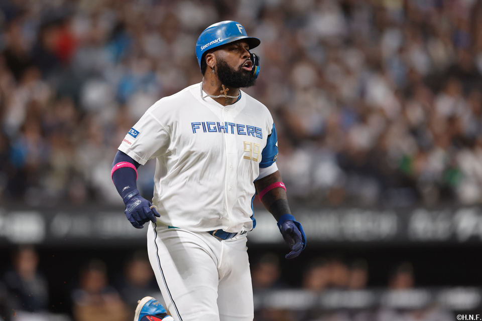 3回裏、レフトへヒットを放つレイエス選手02