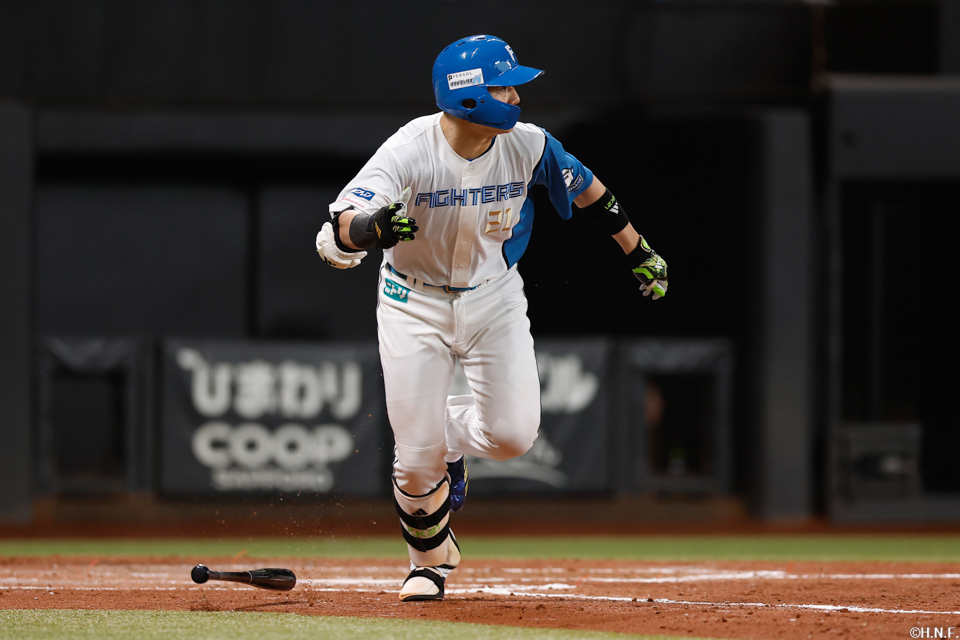 3回裏、センターへ2点適時三塁打を放つ清宮選手01