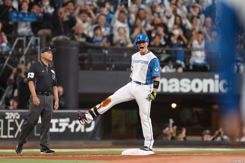 3回裏、センターへ2点適時三塁打を放つ清宮選手03