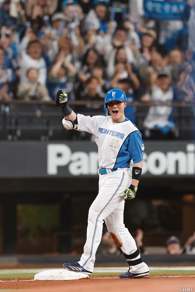 3回裏、センターへ2点適時三塁打を放つ清宮選手04