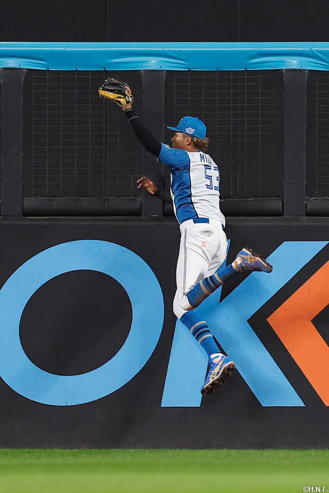 4回表、好守をみせる水谷選手