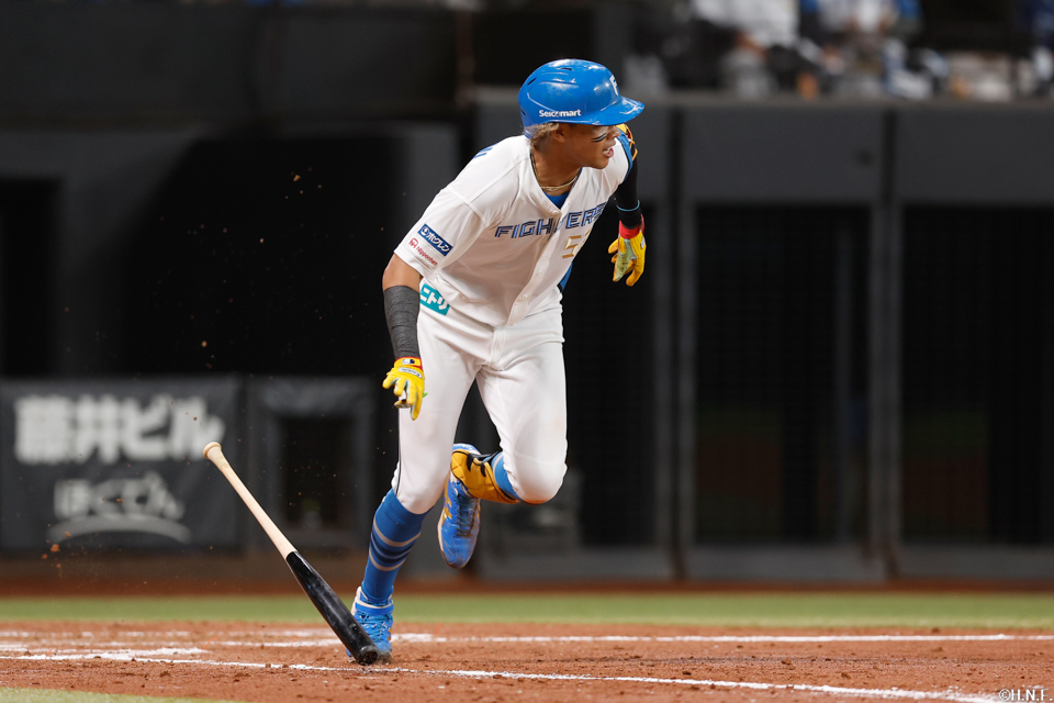 4回裏、レフトへヒットを放つ水谷選手