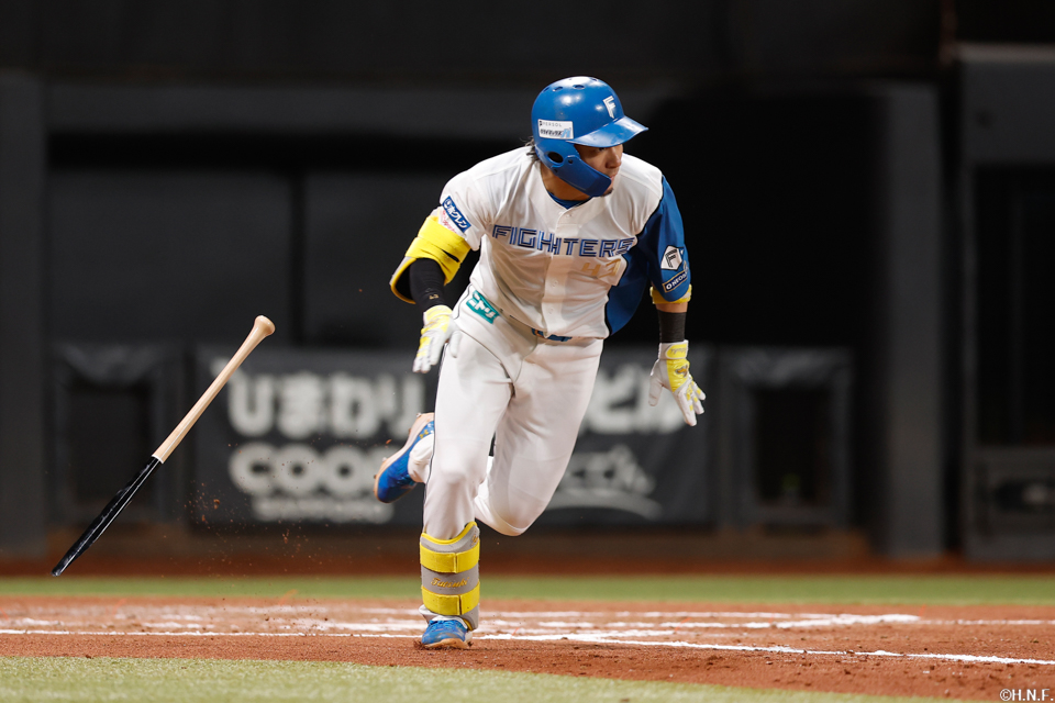 6回裏、センターへヒットを放つ水野選手