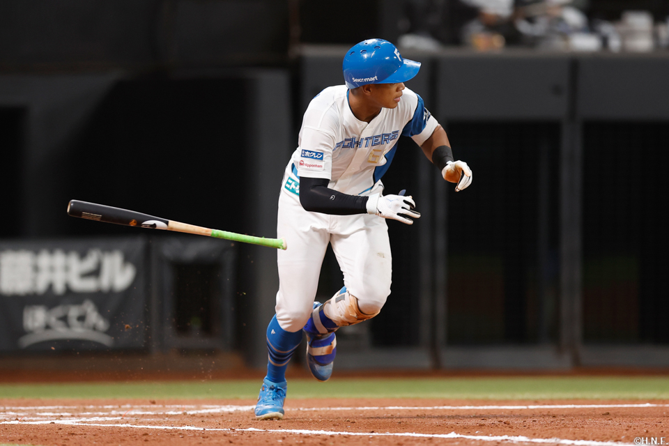 6回裏、レフトへヒットを放つ万波選手