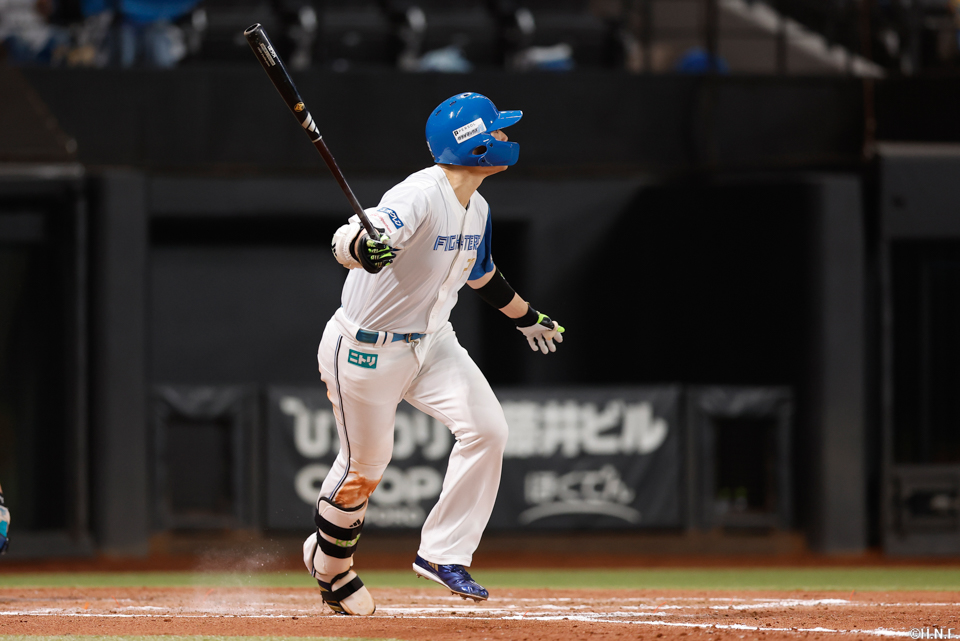 7回裏、レフトへヒットを放つ清宮選手