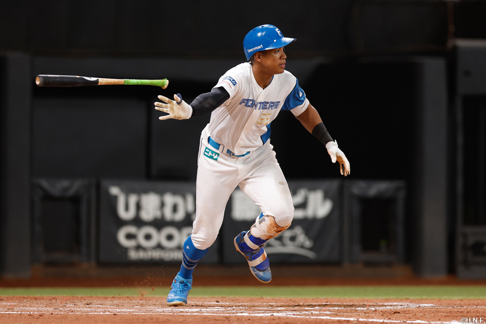 8回裏、センターへヒットを放つ万波選手