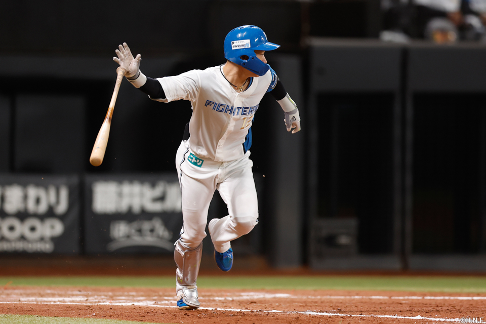 8回裏、レフトへヒットを放つ矢澤選手01