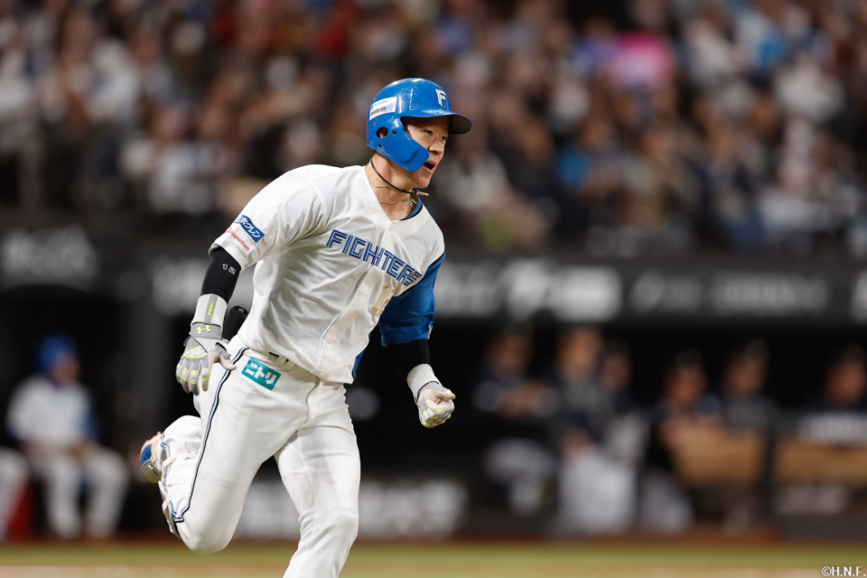 8回裏、レフトへヒットを放つ矢澤選手02