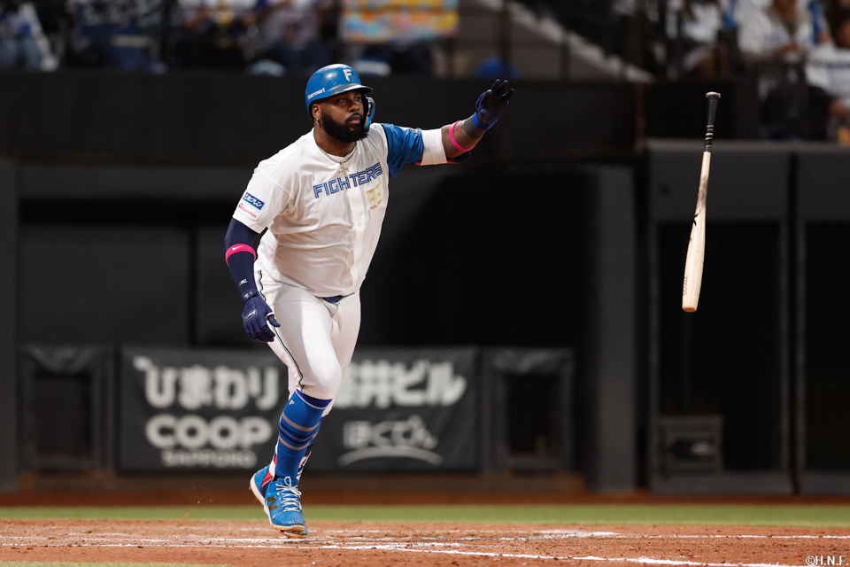 8回裏、逆転の2点適時打を放つレイエス選手02