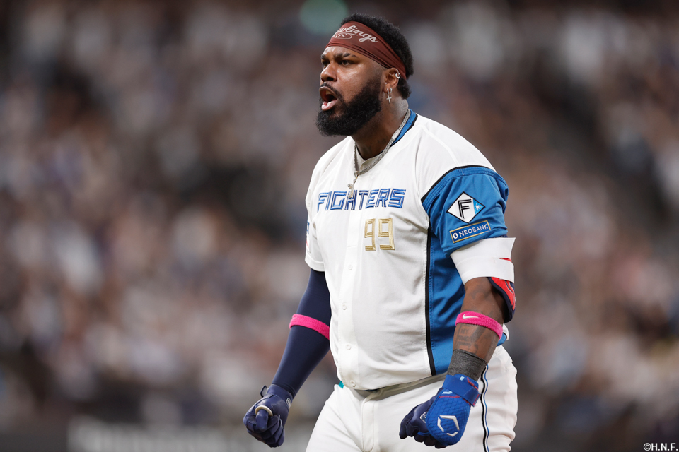 8回裏、逆転の2点適時打を放つレイエス選手03