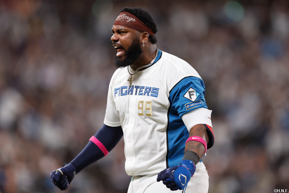 8回裏、逆転の2点適時打を放つレイエス選手04