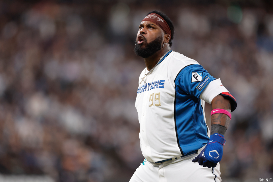 8回裏、逆転の2点適時打を放つレイエス選手05