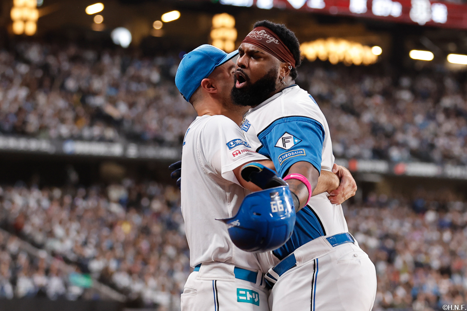 8回裏、逆転の2点適時打を放つレイエス選手06