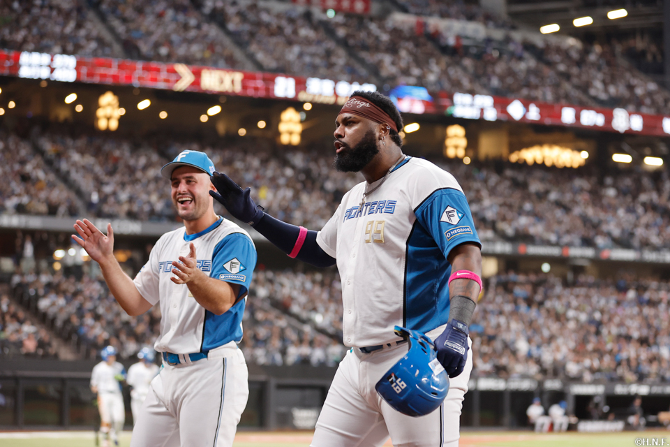 8回裏、逆転の2点適時打を放つレイエス選手07