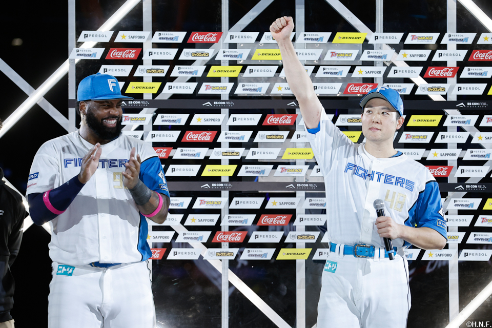 ヒーローの齋藤投手とレイエス選手01