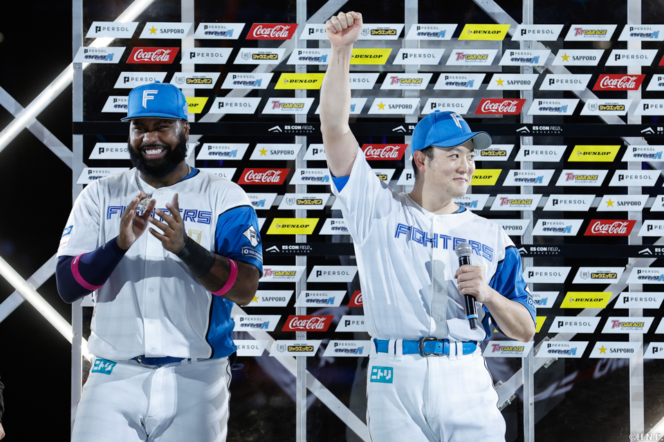 ヒーローの齋藤投手とレイエス選手02