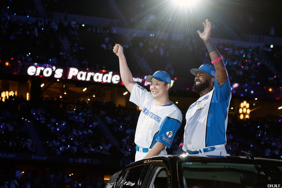 ヒーローの齋藤投手とレイエス選手03