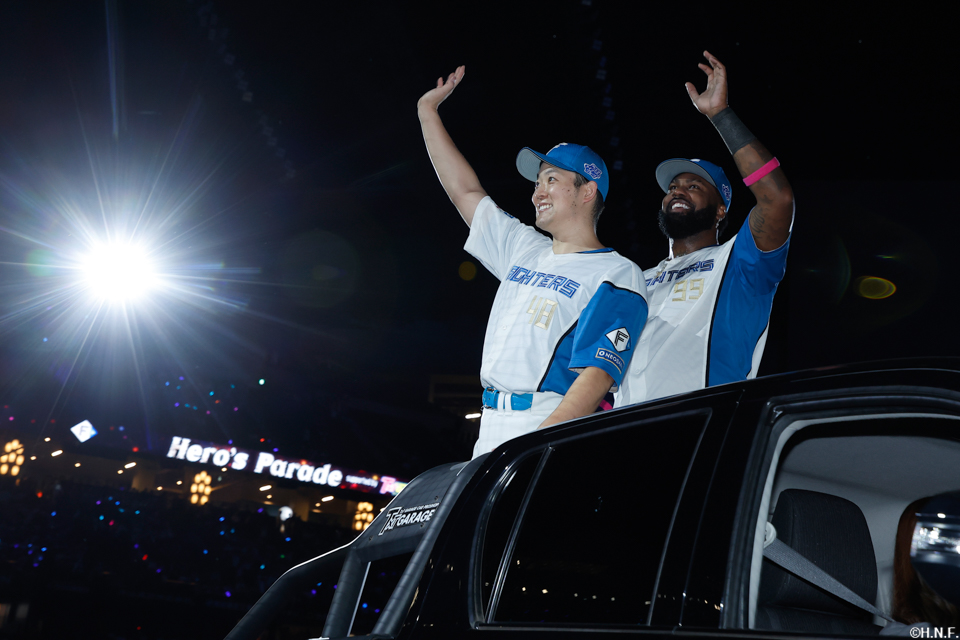 ヒーローの齋藤投手とレイエス選手04