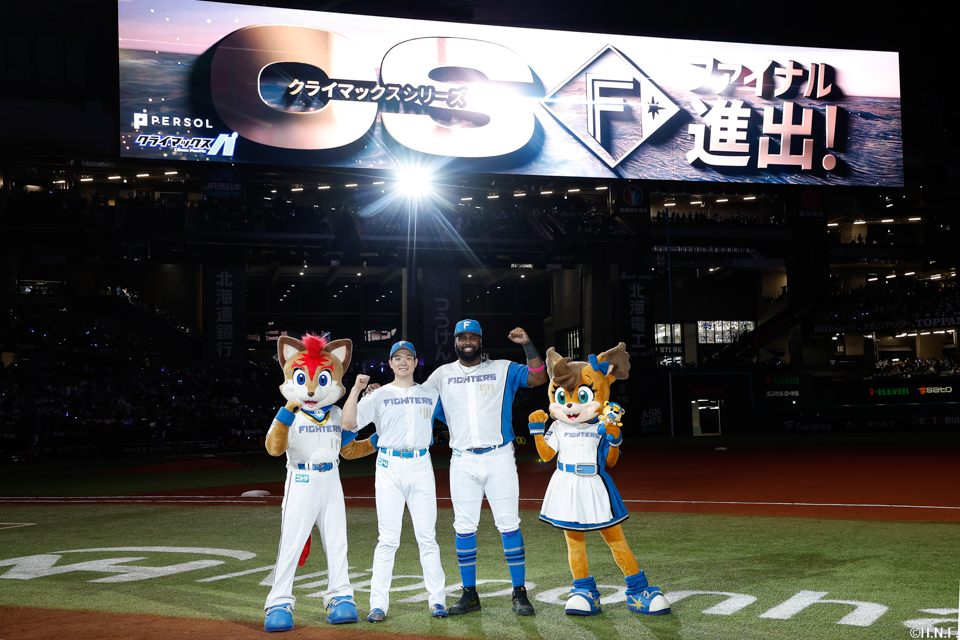 ヒーローの齋藤投手とレイエス選手05