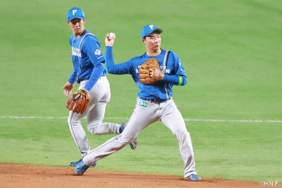 1回表、併殺を完成させる山縣選手