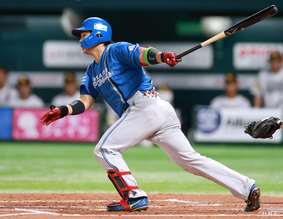 2回表、レフトへヒットを放つ進藤選手